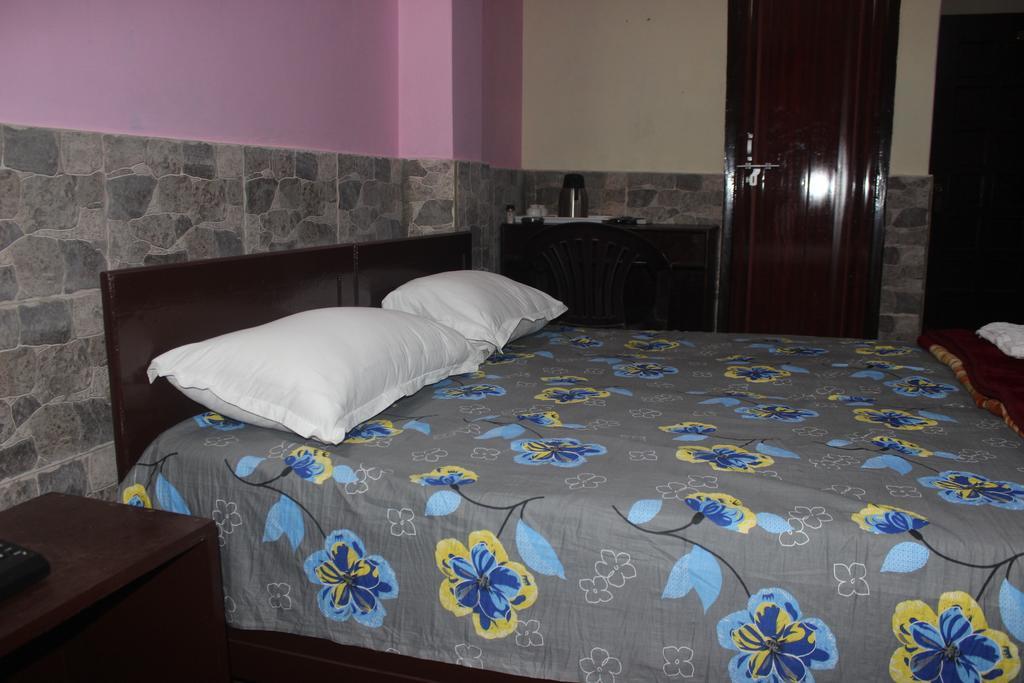 Hotel Kanishka Varanasi Room photo